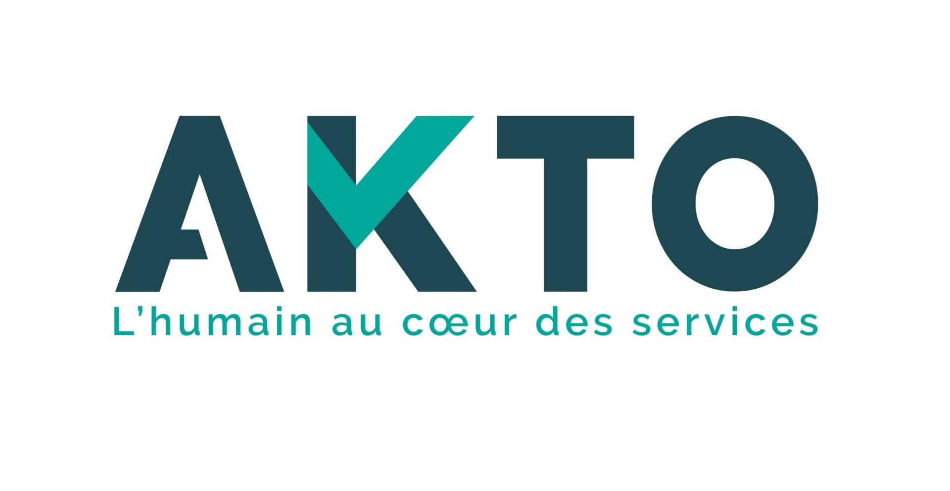 akto Logo AKTO avec le slogan "L'humain au cœur des services" écrit en dessous en texte sarcelle sur fond blanc.