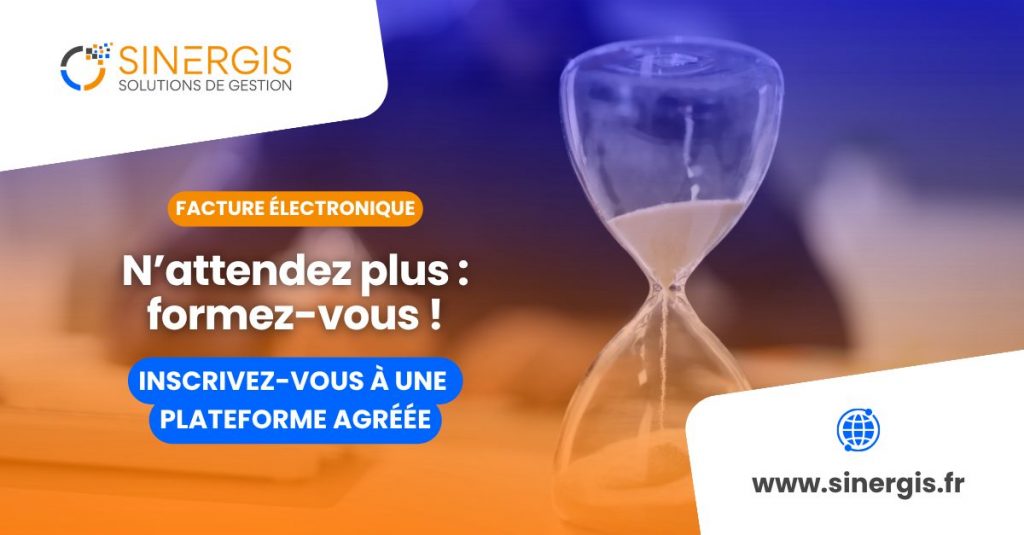 Image promotionnelle de Sinergis incitant les utilisateurs à s'inscrire à la formation sur la facturation électronique sur la plateforme agréée, représentant un sablier et comportant le lien vers le site web www.sinergis.fr.